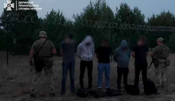 Військовозобов’язані намагались потрапити до Білорусі через мінне поле