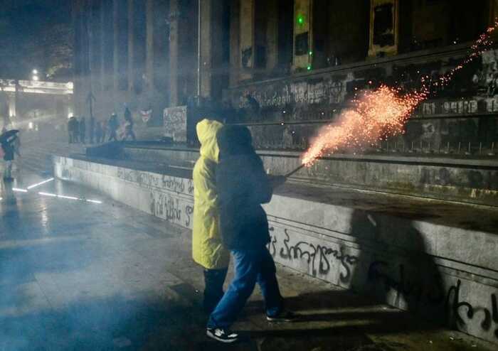 У Грузії на протестах затримали одного з лідерів опозиції та журналістів