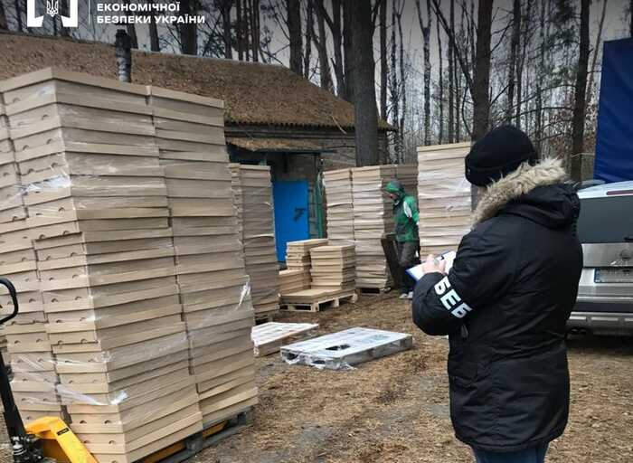 Детективи БЕБ викрили масштабне підпільне виробництво сигарет на Київщині