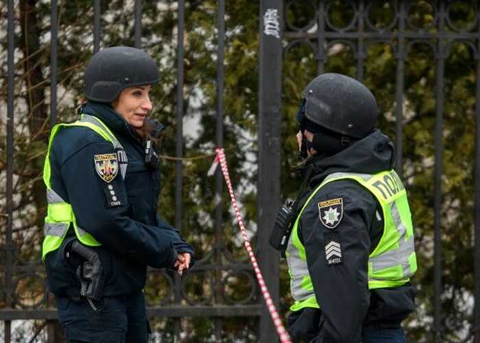 В середмісті Києва у правоохоронця знайшли великий арсенал бойової зброї