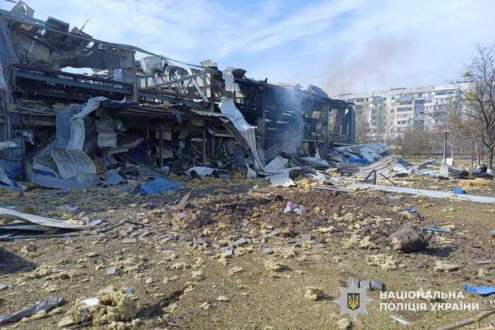 Росіяни авіабомбами знищили льодову арену в Херсоні