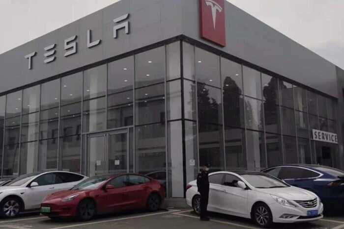 У Китаї менеджери Tesla змушені працювати 13 годин на добу і без вихідних