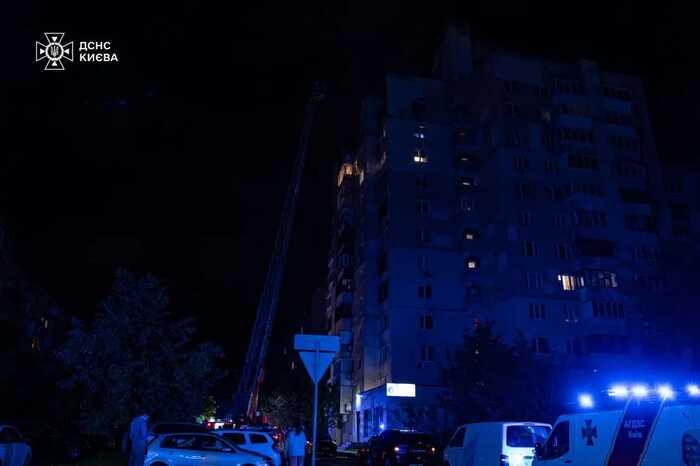 Армія РФ атакувала Київ дронами: спалахнули будинки та авто, серед постраждалих є діти