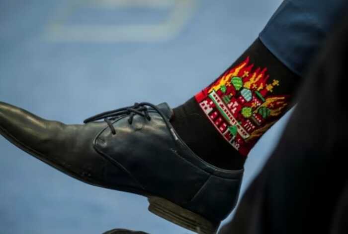 Чеський урядовець на зустріч із Зеленським вдягнув шкарпетки з палаючим Кремлем