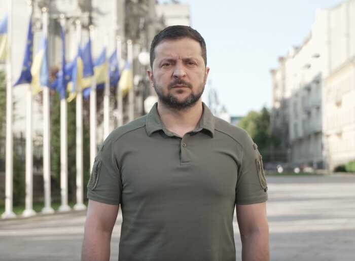 «А я депутат»: Чоловік у нетверезому стані намагався прорватися до Зеленського під час селфі